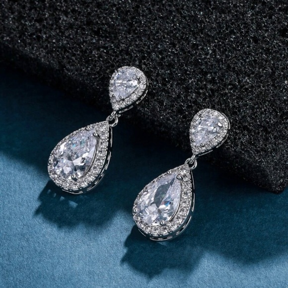 Cubic Zirconia Decor Water Drop Earrings - Picture 2 of 3